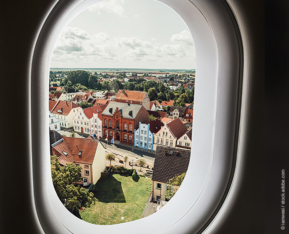 Blick aus einem Fenster auf eine Siedlung