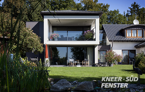 Blick von Wintergarten auf Bodentiefe Alu-Fenster © Kneer Südfenster