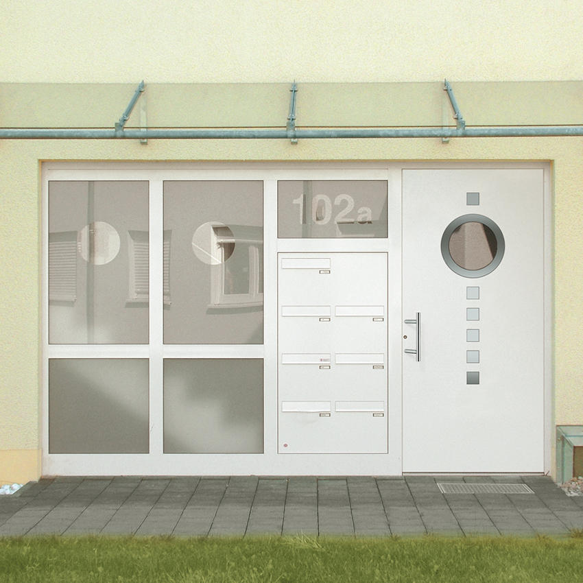 Aluminium Haustür E007 mit Seitenteilen und Hausnummer © KOMPOtherm