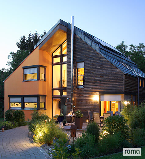 Halbzuhe Rollladen an einem Haus in der Abenddämmerung © roma