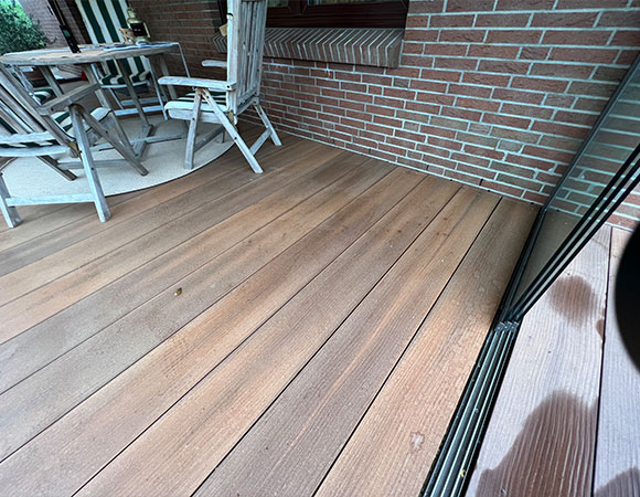 Glasoase auf Grundlage einer Terrazza Originale mit Megawood Bodenbelag