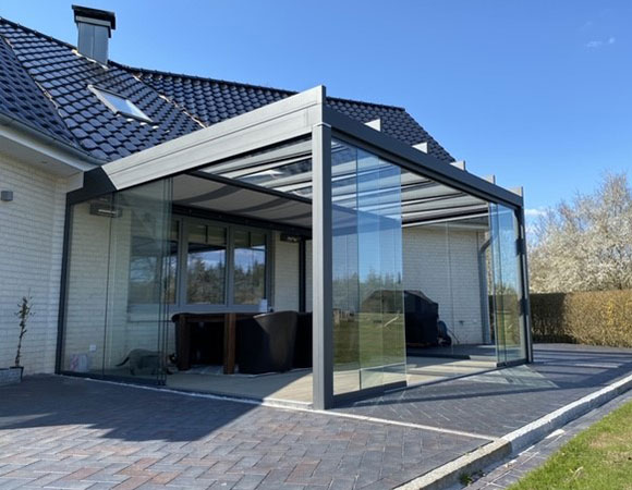 Terrazza PURE von weinor in anthrazit mit Unterglas-Markise, LED Lichtleiste