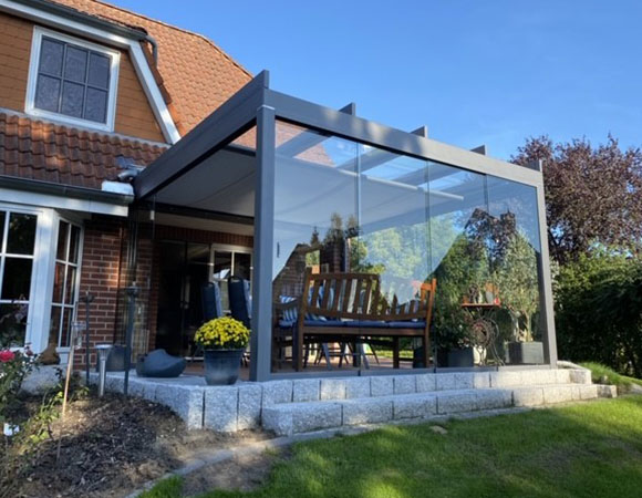 Terrazza Pure von weinor in anthrazit mit Unterglas-Markise, Lichtleiste, Heizstrahle und Glasschiebewände