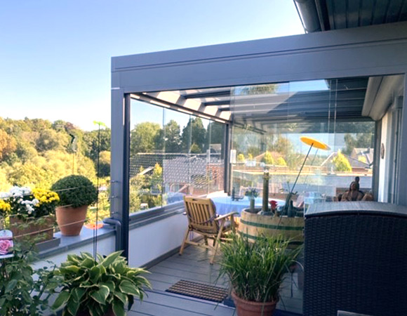 Dachterrasse mit Terrazza Pure in anthrazit mit Glasschiebewänden und Megawood Bodenbelag