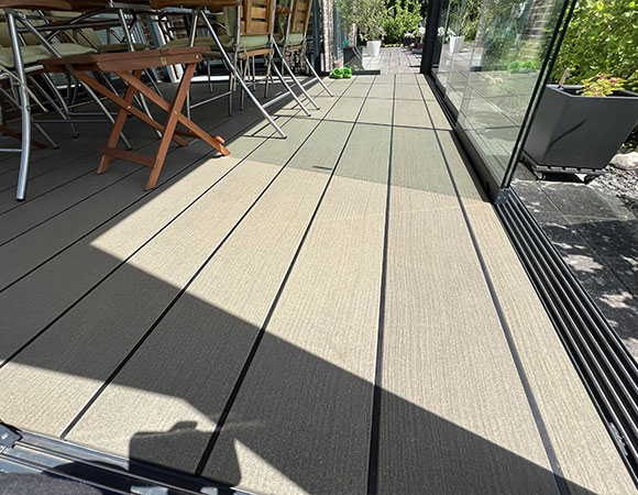 Glasoase auf Grundlage einer Terrazza Pure  mit Megawood Bodenbelag