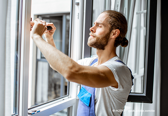 Monteur beim Einbau eines Fensters